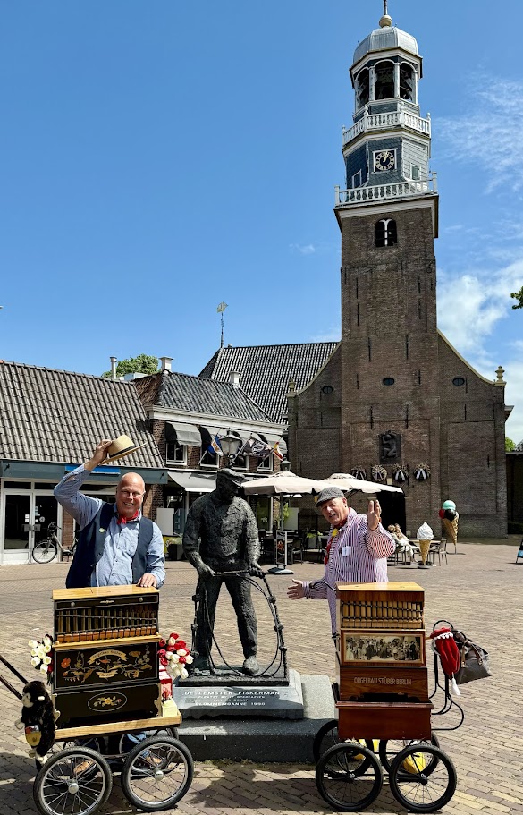 orgelmannen met 2 kleine handdraaiorgels
