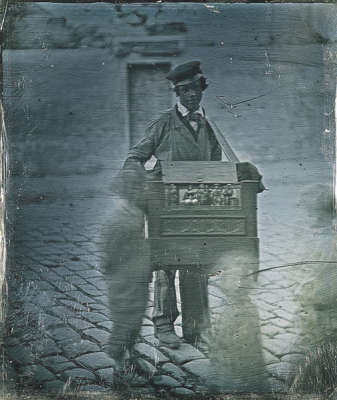 Eerste foto van een klein draaiorgeltje rond 1870

